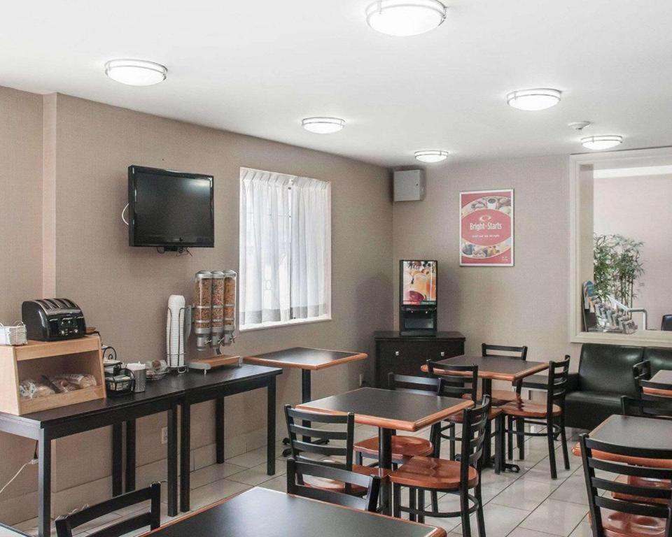 Econo Lodge Inn & Suites Downtown Toronto Luaran gambar
